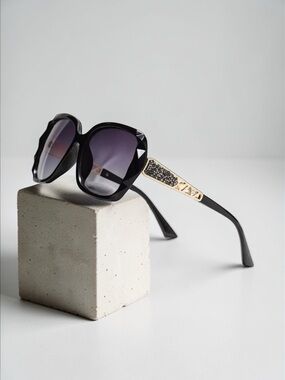 Black & Gold Oversized Square Sunglasses Polarized Tinted w Crystal Frames Nwt